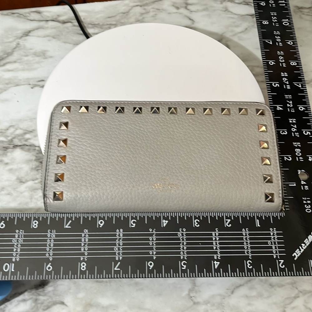 VALENTINO GARAVANI ZIP LONG WALLET WITH SILVER STUDS. - Picture 17 of 17